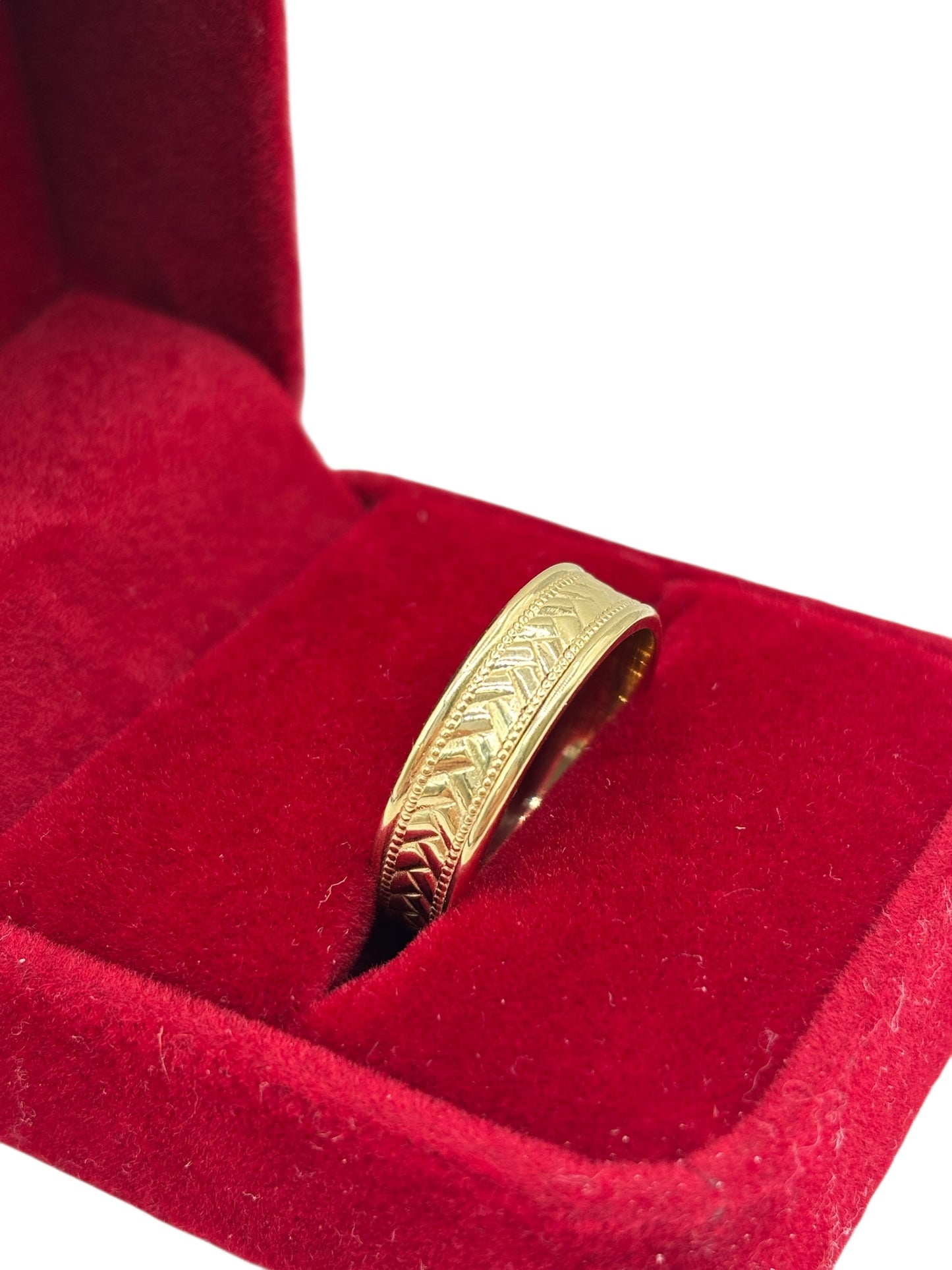 10k gold wedding ring with a patterned design size 9.5