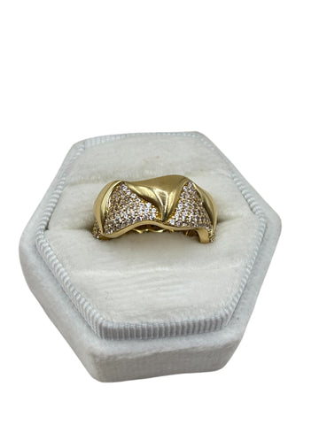10k gold ring with cz stones size 6.5