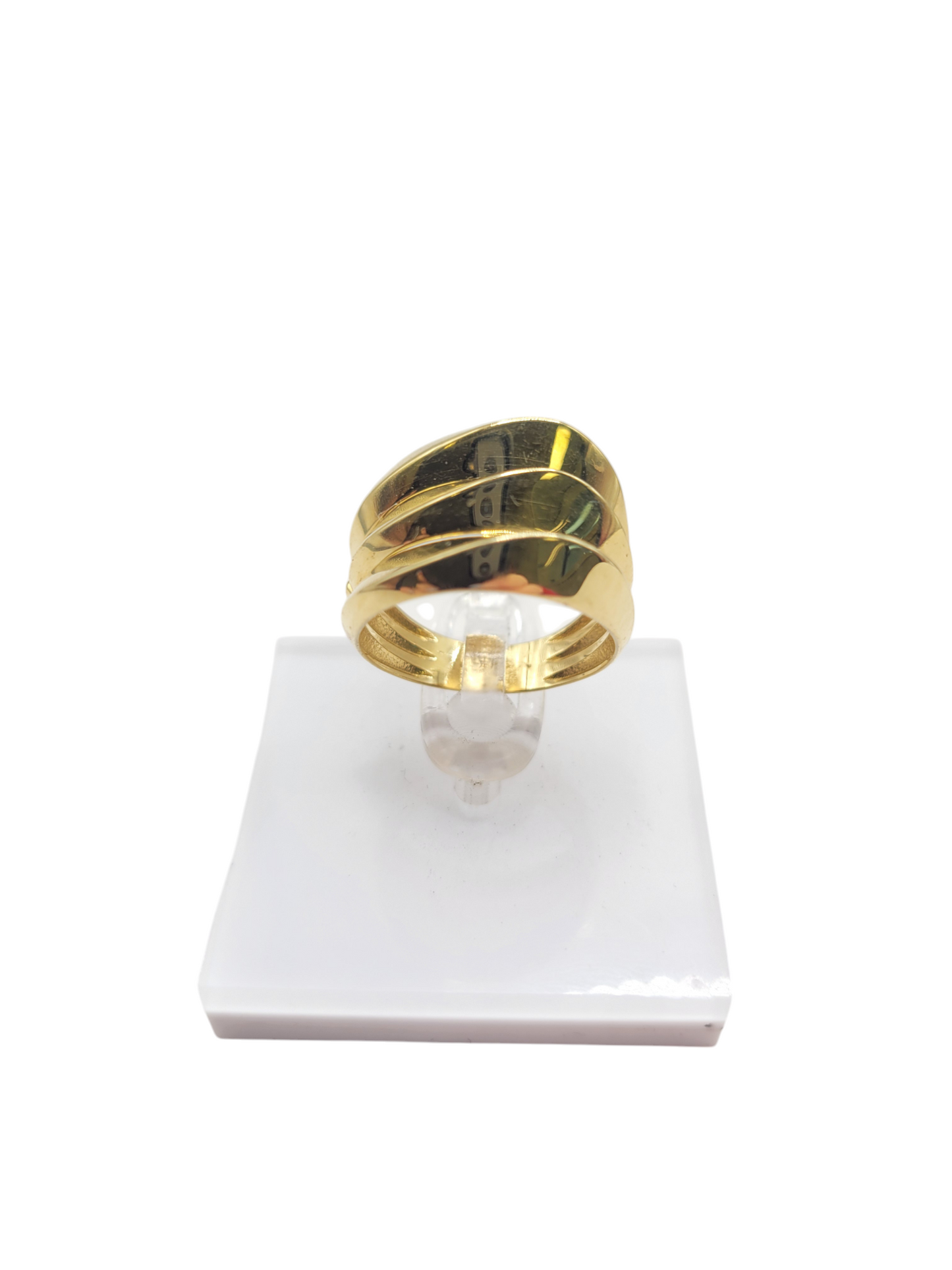 14K gold ring. 3 hills. Size 7