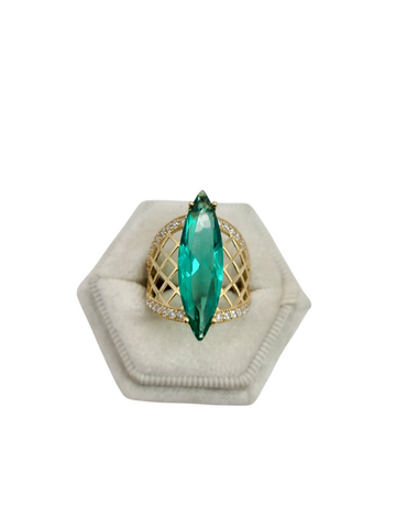 10K gold ring, green oval stone. Size 7. CZ stone