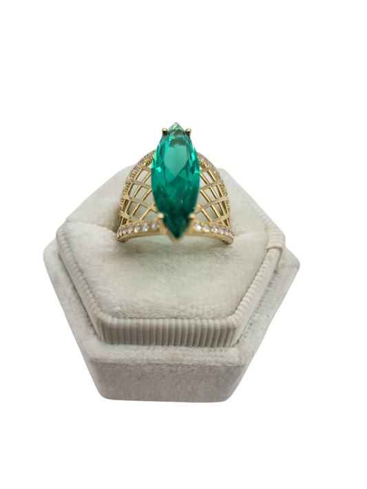10K gold ring, green oval stone. Size 7. CZ stone
