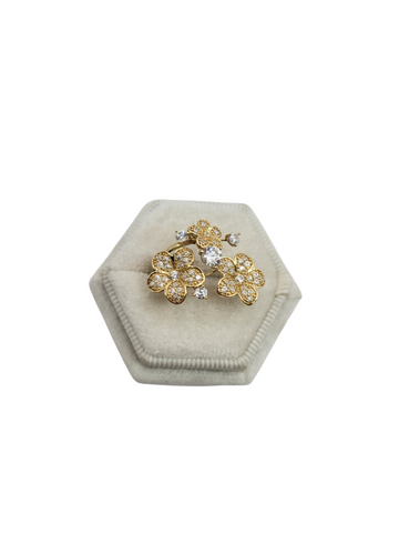 10K gold ring. 3 flowers. Size
