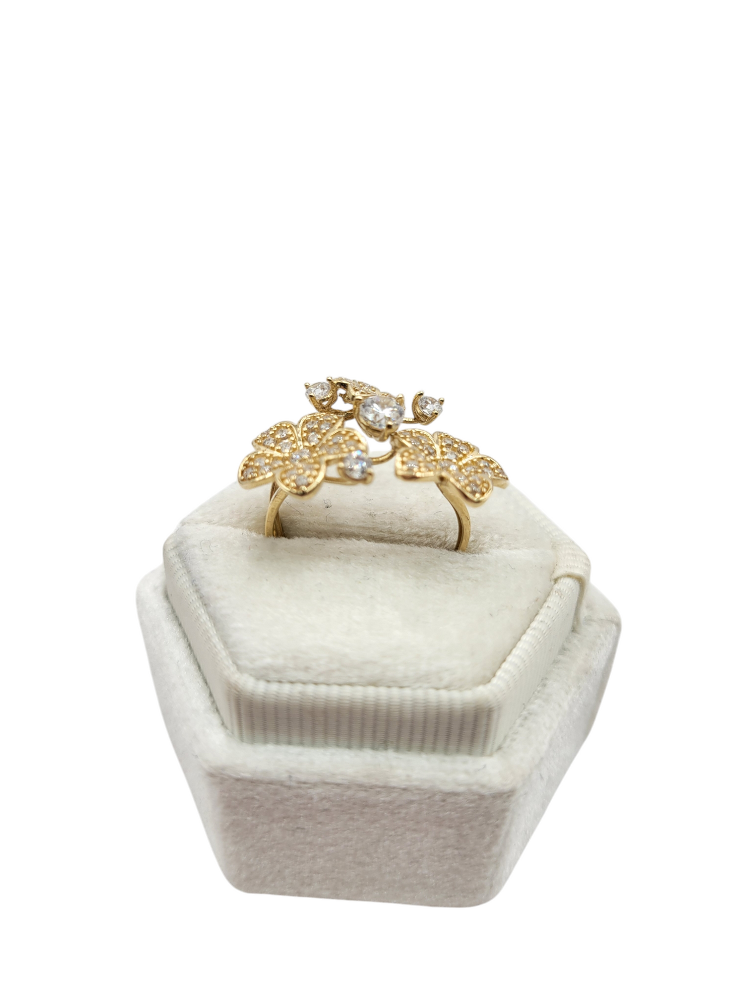 10K gold ring. 3 flowers. Size
