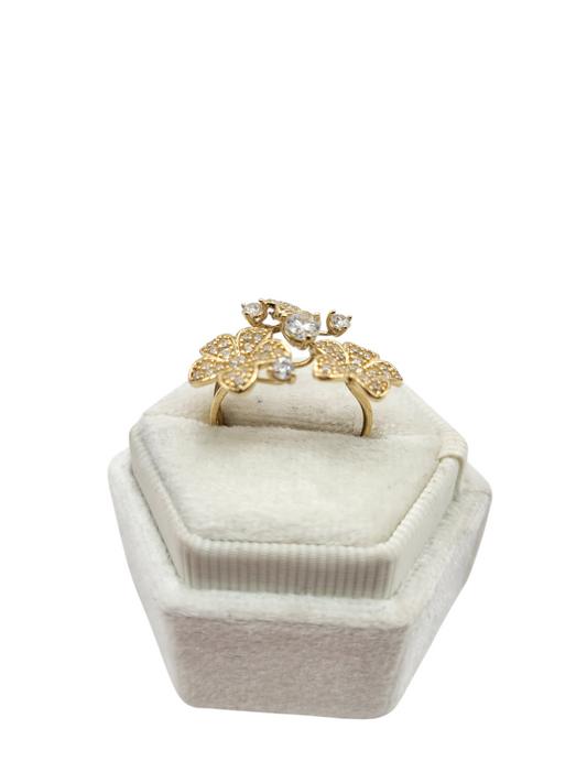 10K gold ring. 3 flowers. Size