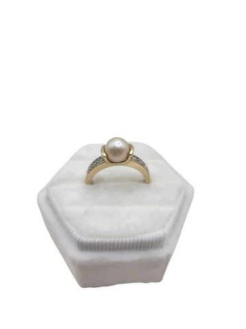 10K gold ring. White pearl. Size 7.