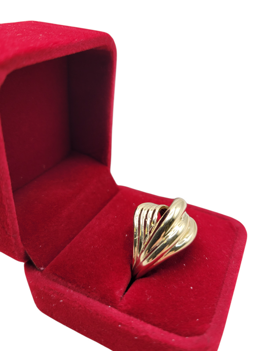 10K gold ring. strings. Size 9