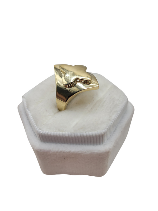 10K gold ring. Walnut shape with flower. Size 6.5