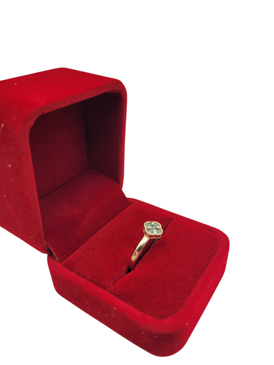 10K gold ring. Small green flower. Size 7