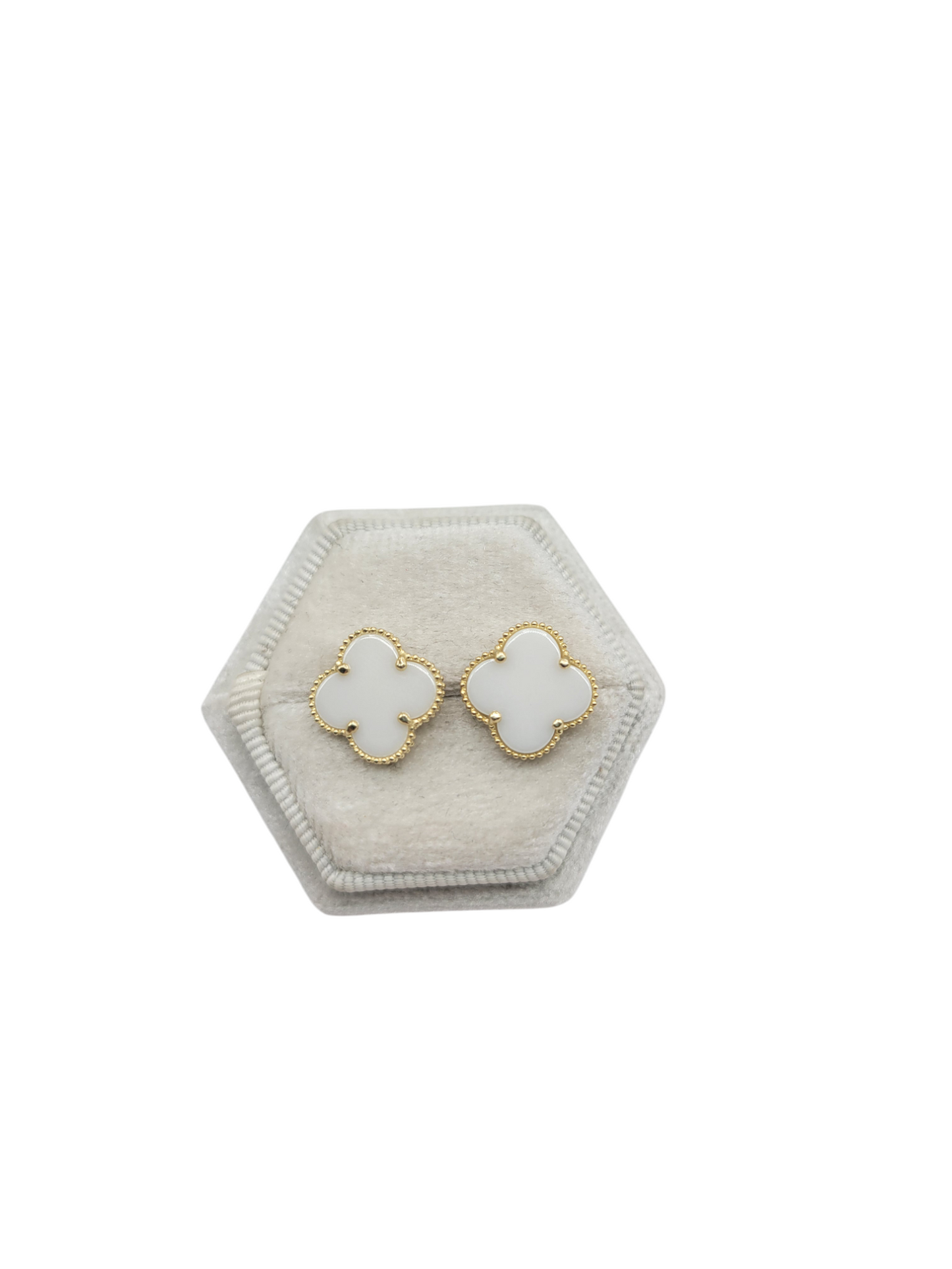 10K gold earrings . Flores Blancas.