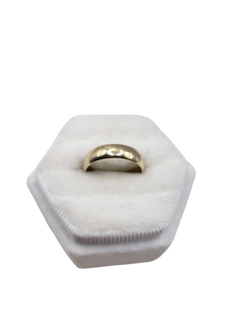 14K gold ring. Wedding band. Size 5