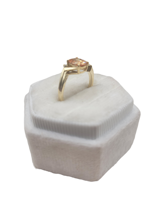 10K gold ring. CZ gold stone... Size 5.5