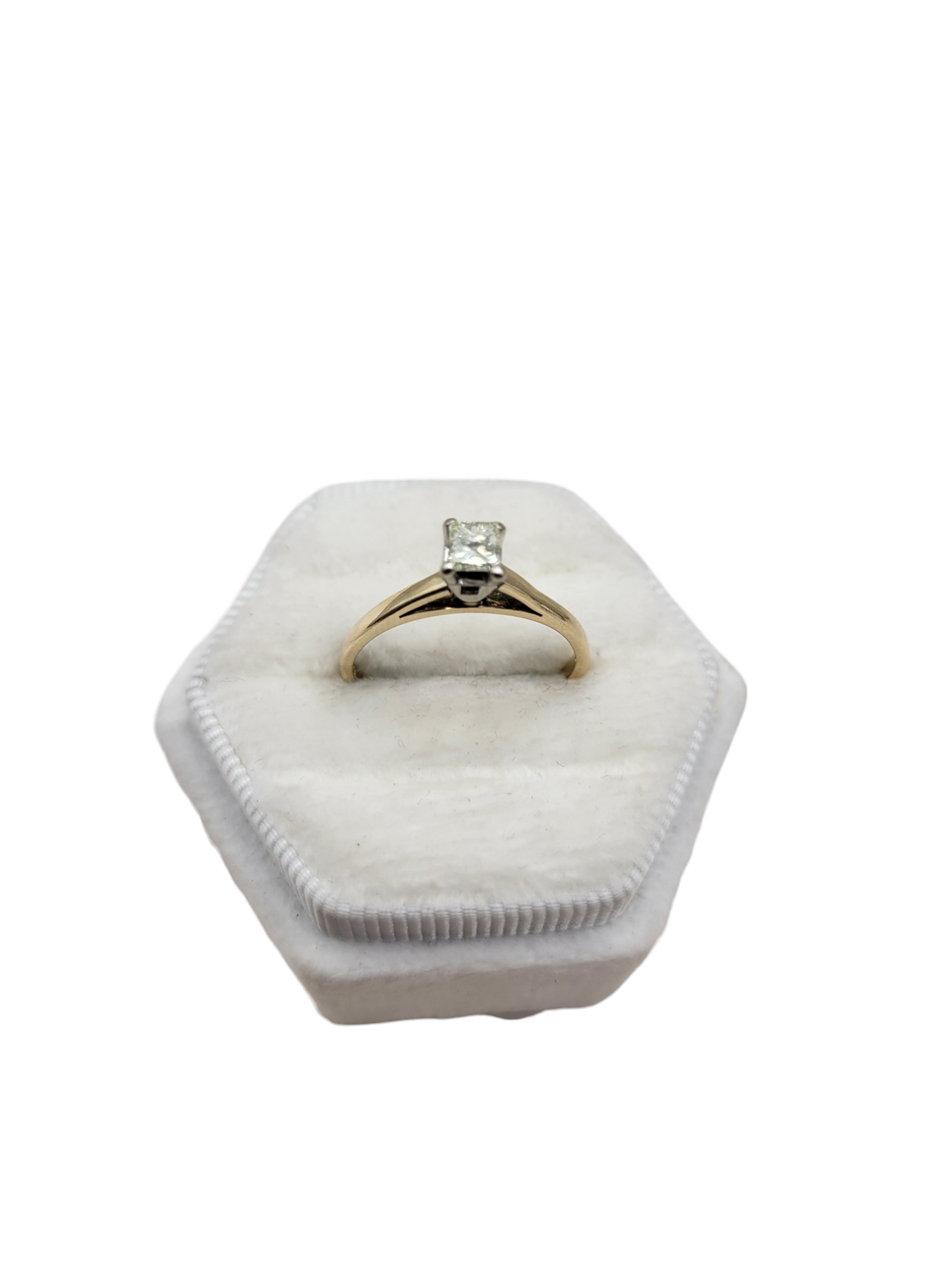 14K gold wedding ring. Size 8. 0.20 ctw real diamonds.
