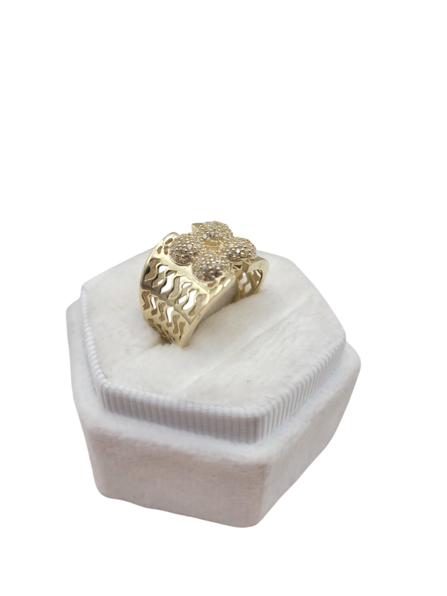 10K gold ring. 4 points. Size 6.5