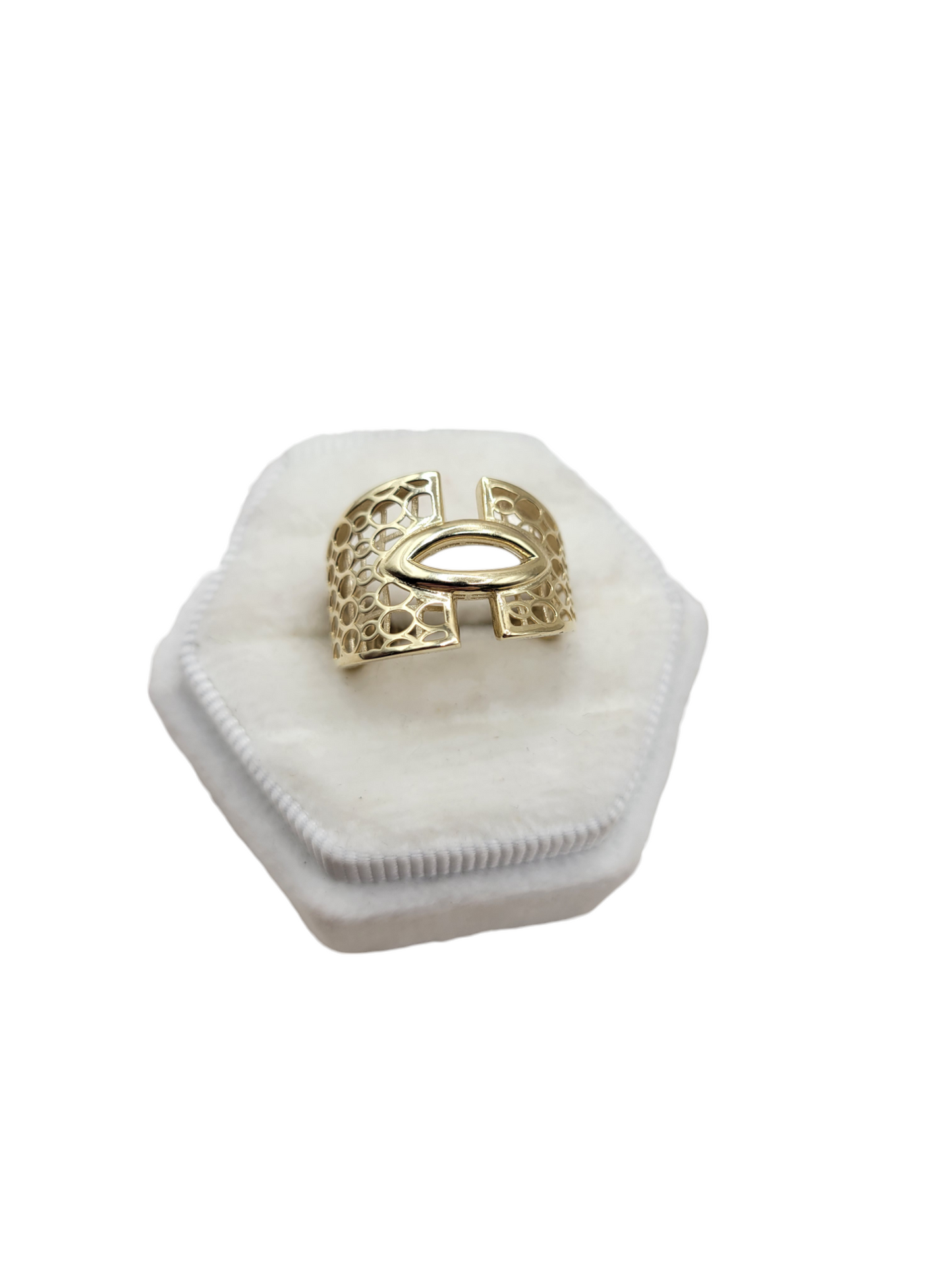 10K gold ring. eye . Size 6.5