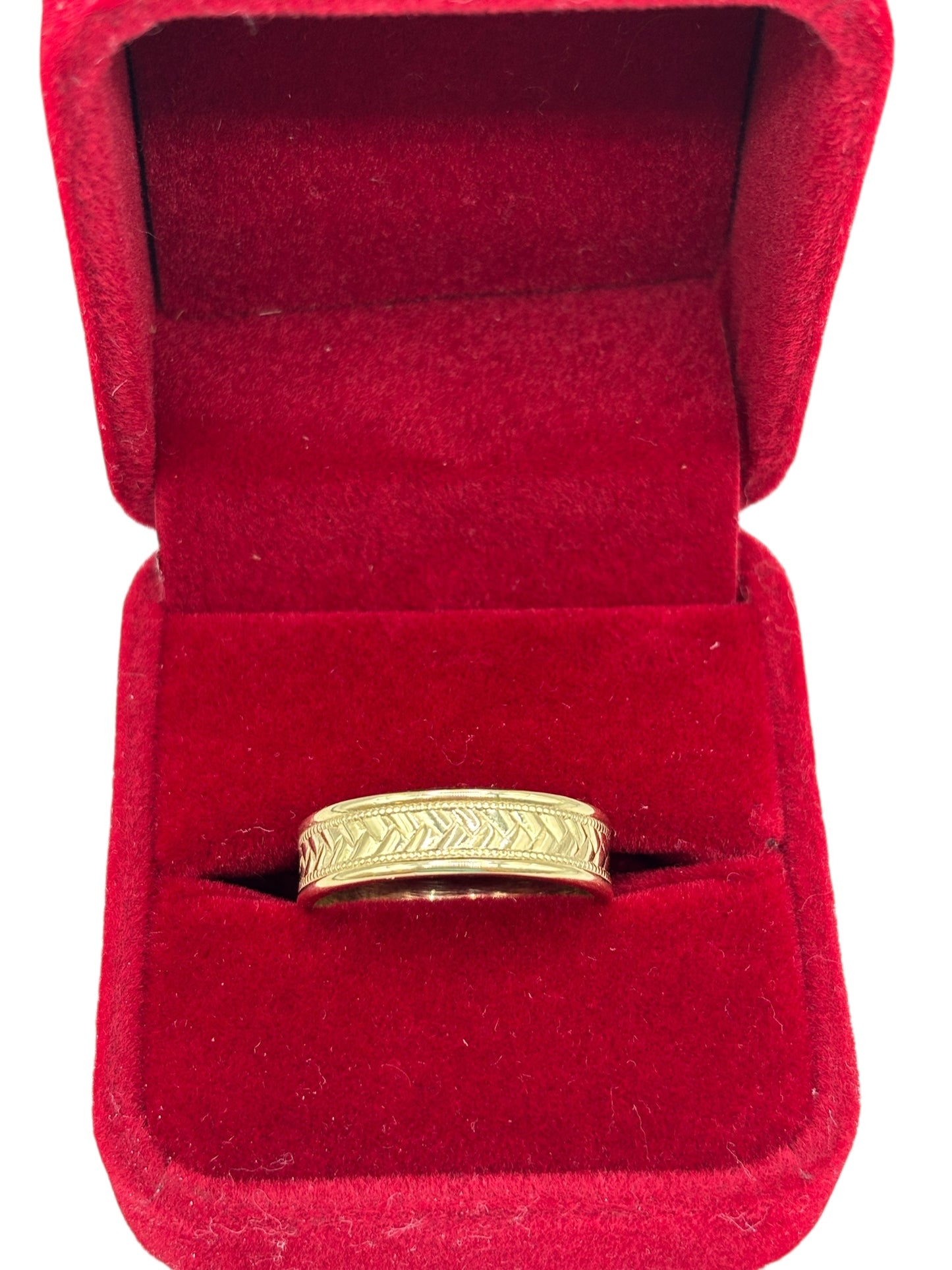 10k gold weding ring with a patterned design size 9.5