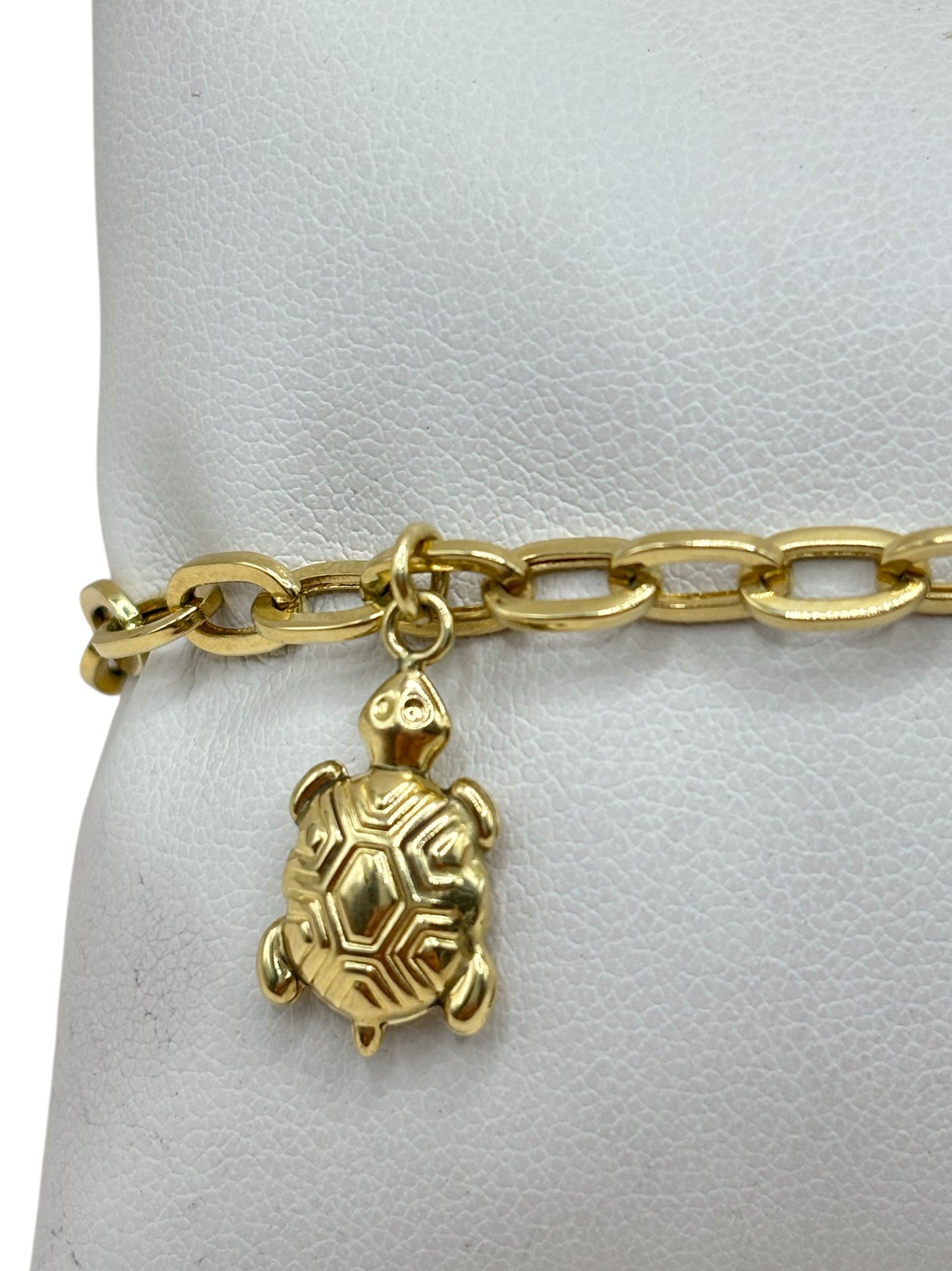 10k gold bracelet with charms of turtles and hearts 8in 4.6mm
