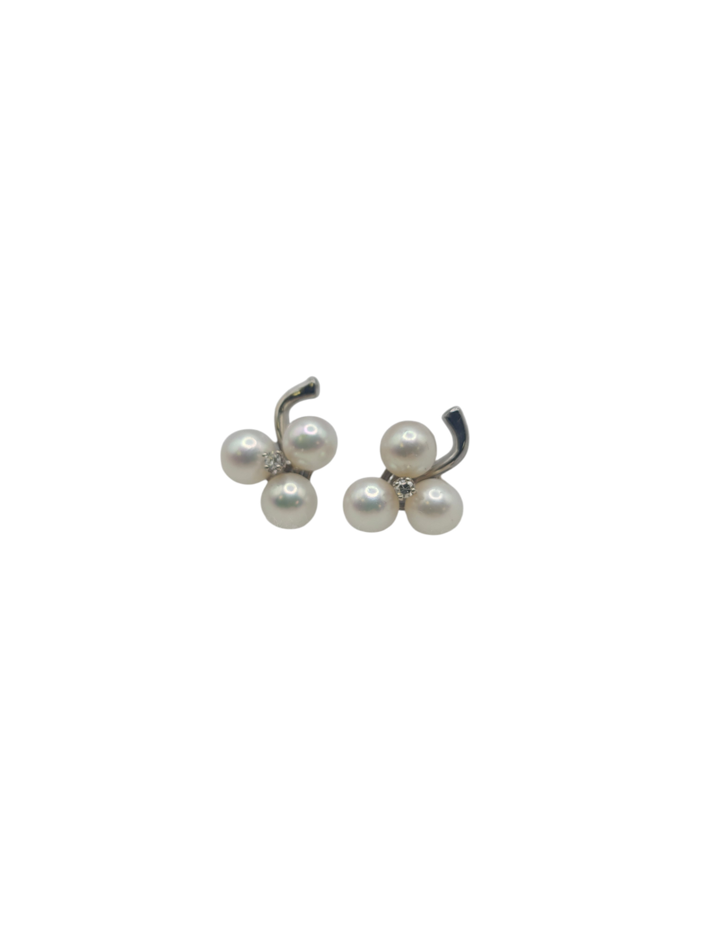 14K white gold earrings. Natural pearls and real diamonds