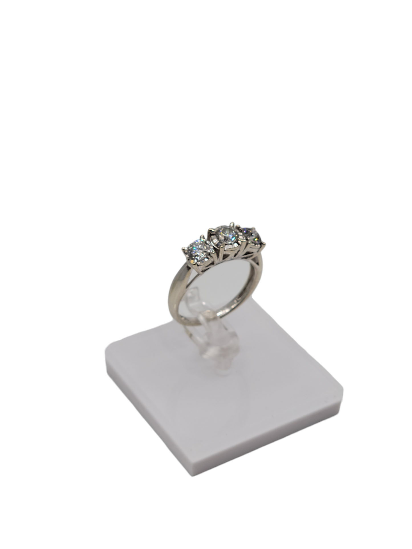 10k white gold ring with 0.80ctw in diamonds size 7