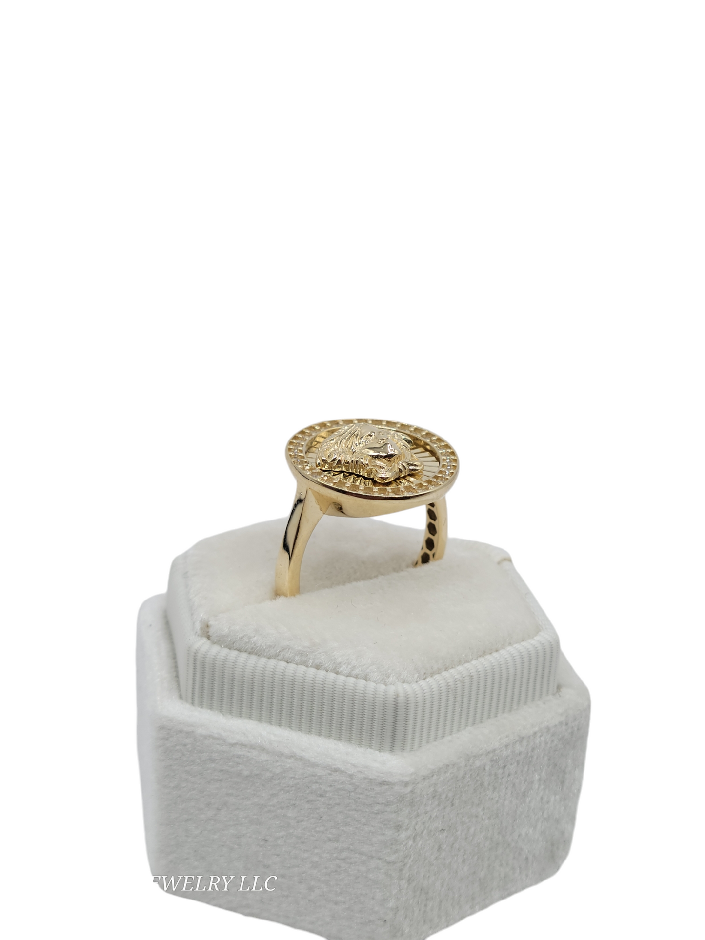 10k gold ring with CZ stones size 8