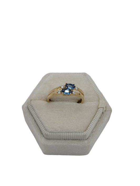 10k gold ring with CZ stones size 7