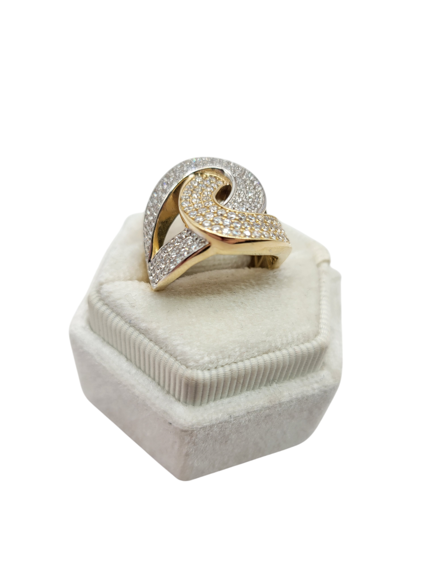 10K gold ring. Tied ropes. Size 7. CZ stones.