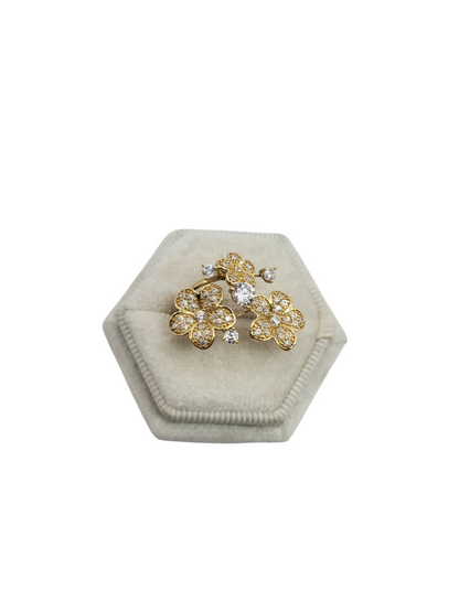 10K gold ring. 3 flowers. Size
