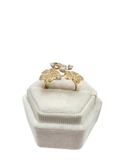 10K gold ring. 3 flowers. Size