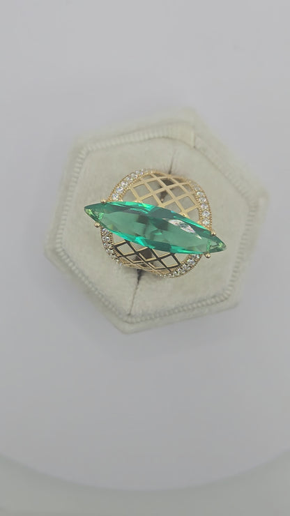 10K gold ring, green oval stone. Size 7. CZ stone