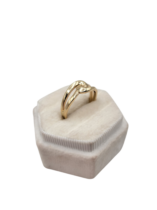 10K gold ring. Center crossover. Size 9