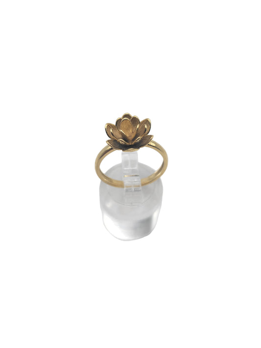 14K gold ring. Embossed flower. Size 7.5