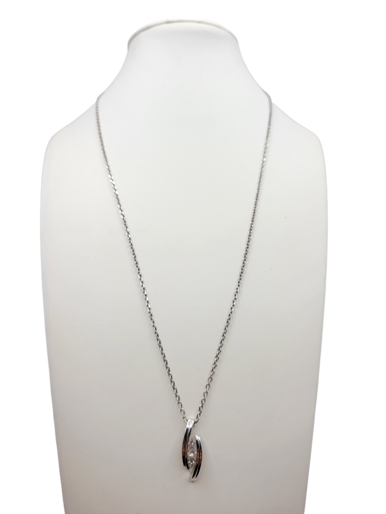 14K white gold chain. Pendant with real diamonds. 18in . 1.5mm