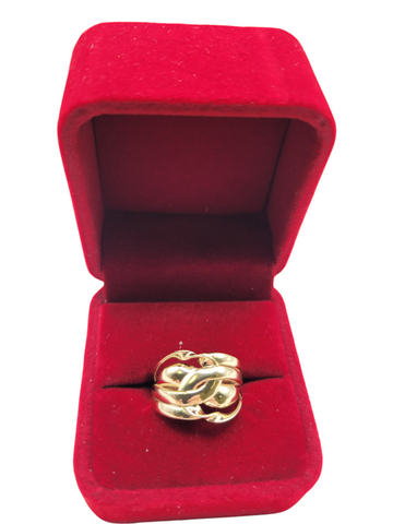 10K gold ring. central chain. Size 7