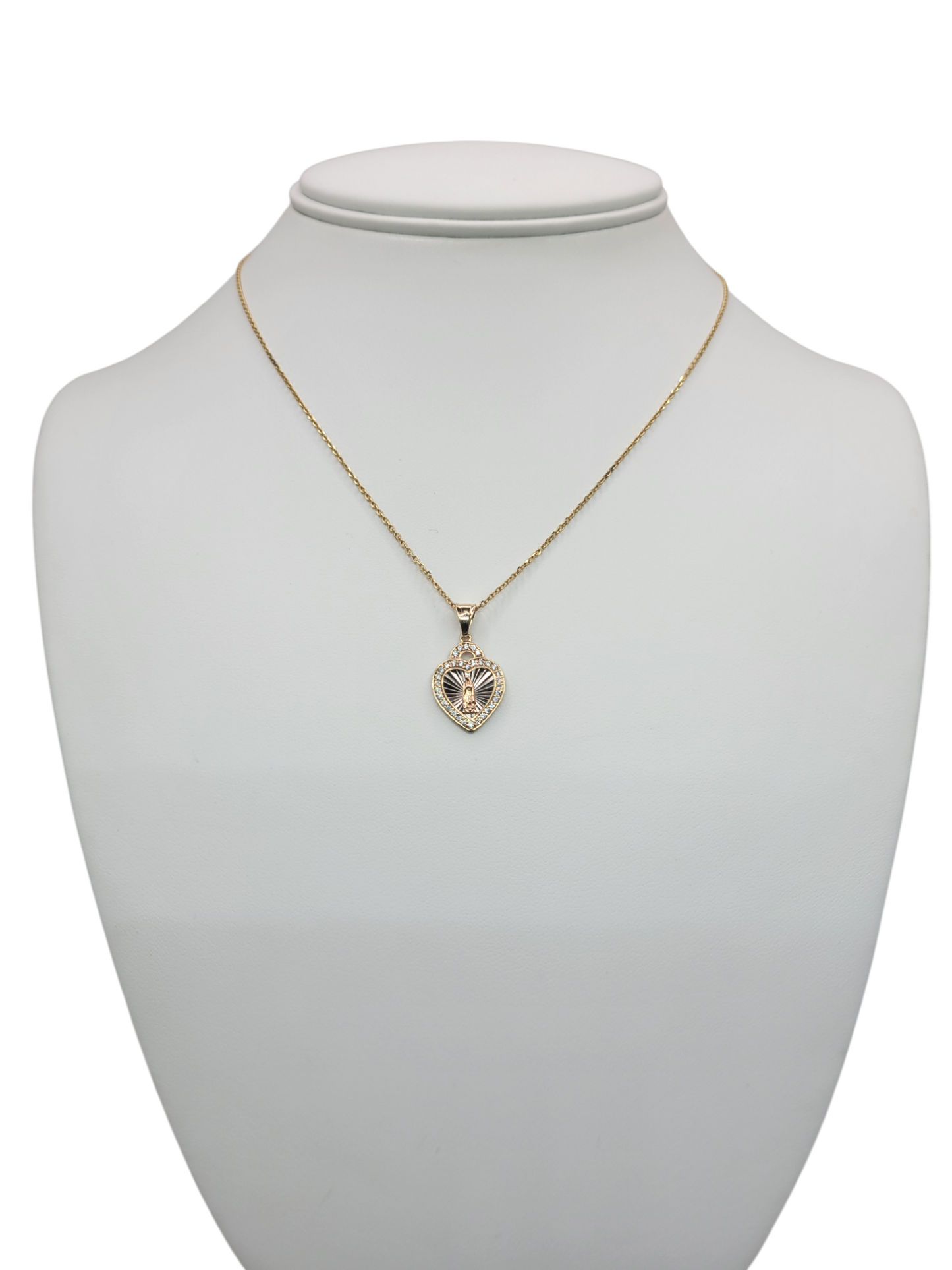 Cadena de oro 14K . Dije de corazón con virgen de Guadalupe.  16in . 1.3mm