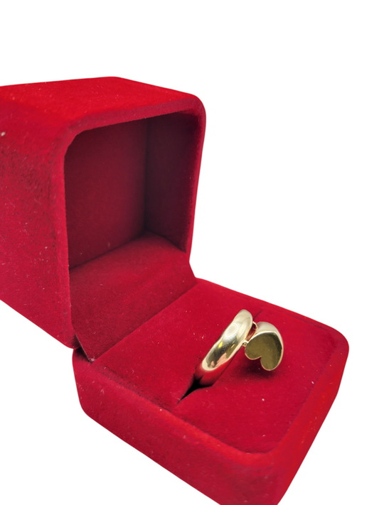 10K gold ring. Heart. Size 7.5