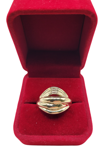 10K gold ring. strings. Size 9