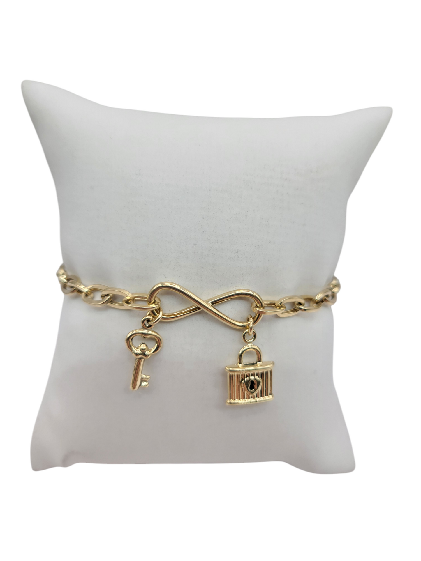 Gold bracelet 10K. key and lock. 7in. 4.6mm