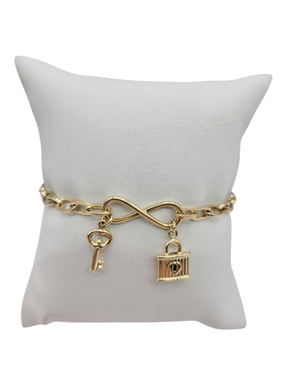 Gold bracelet 10K. key and lock. 7in. 4.6mm