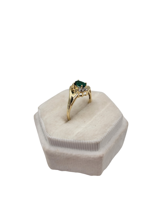 10K gold ring. Green CZ stone. Size 6.5