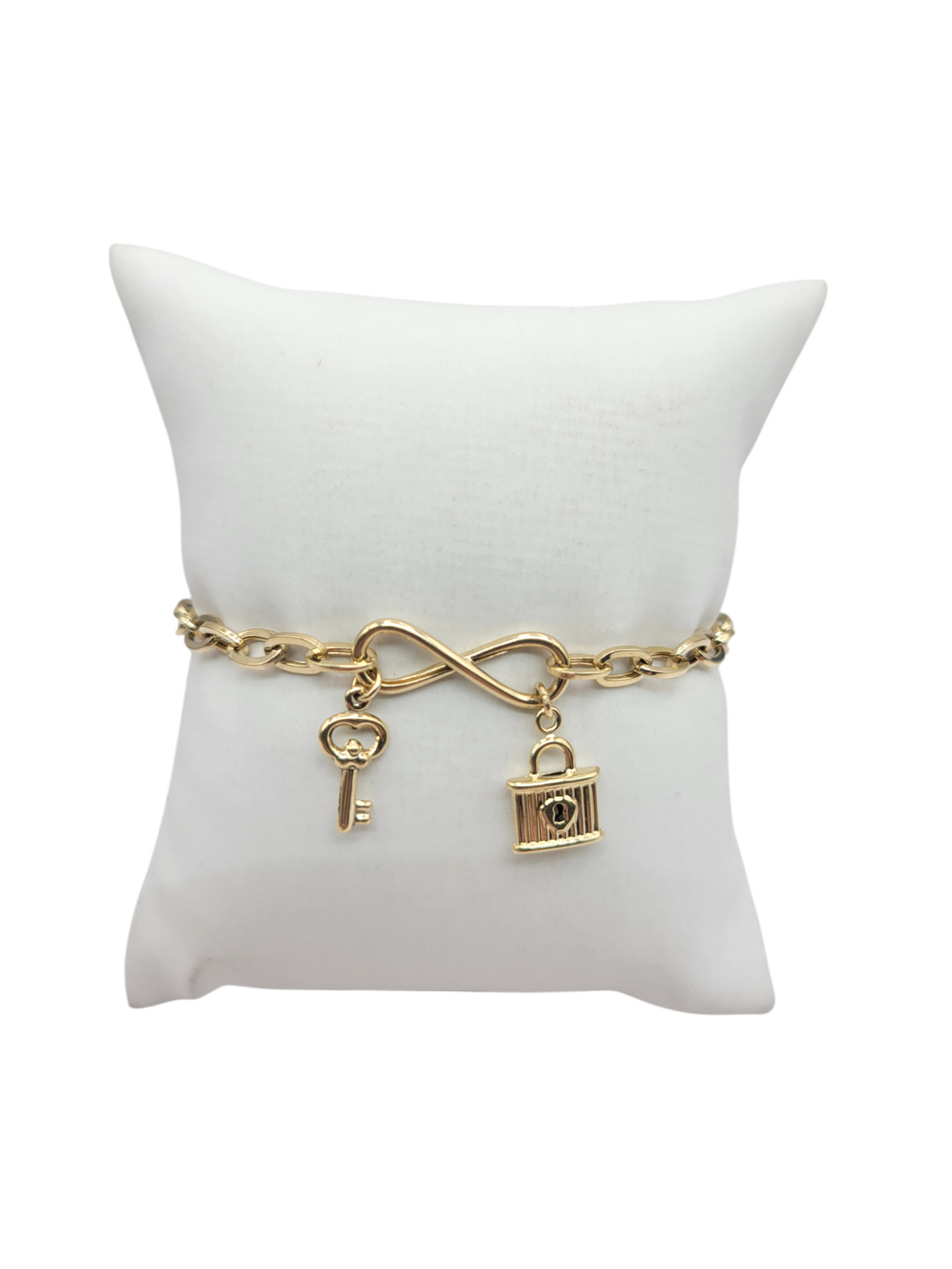 Gold bracelet 10K. key and lock. 7in. 4.6mm