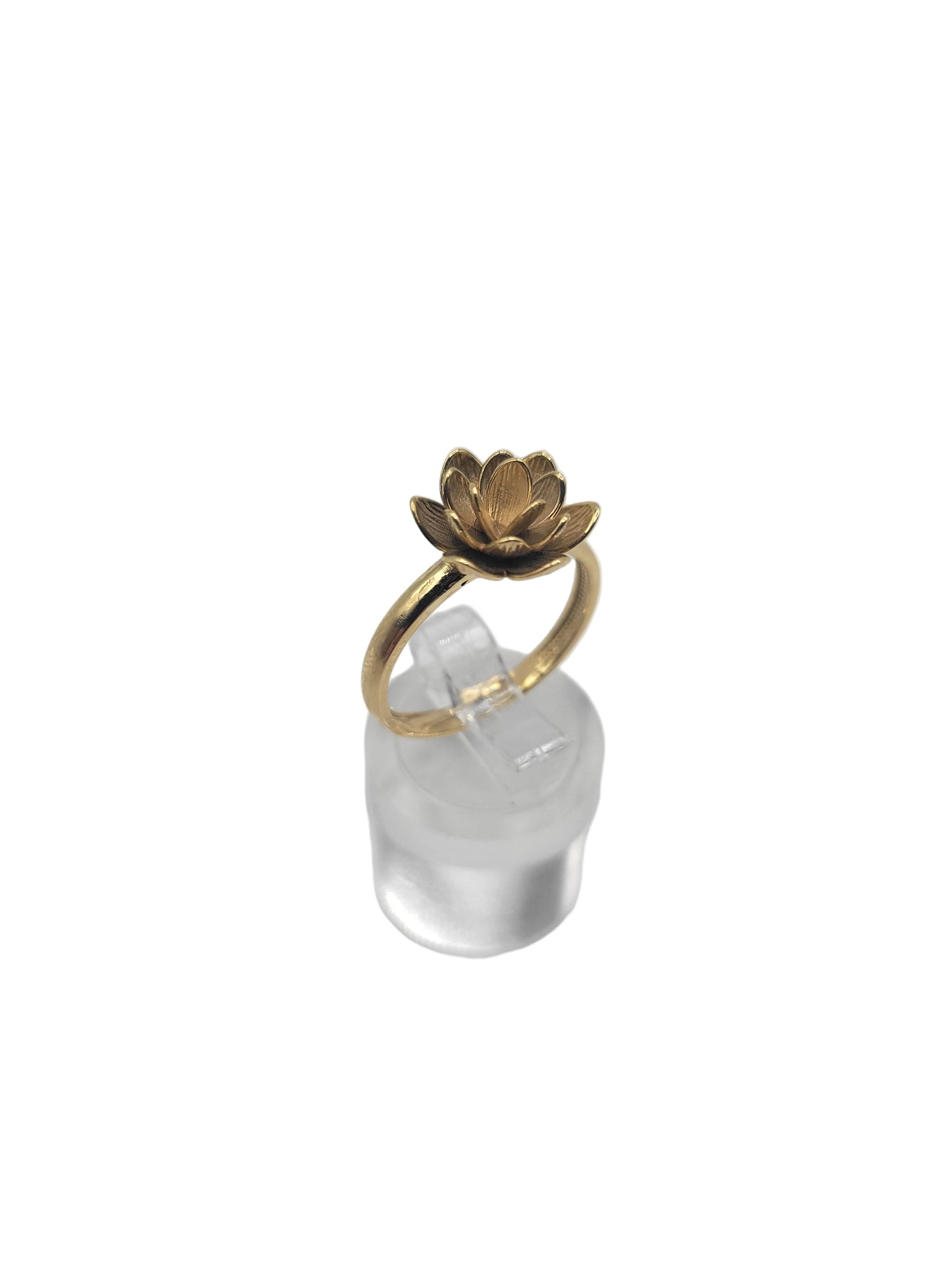 14K gold ring. Embossed flower. Size 7.5