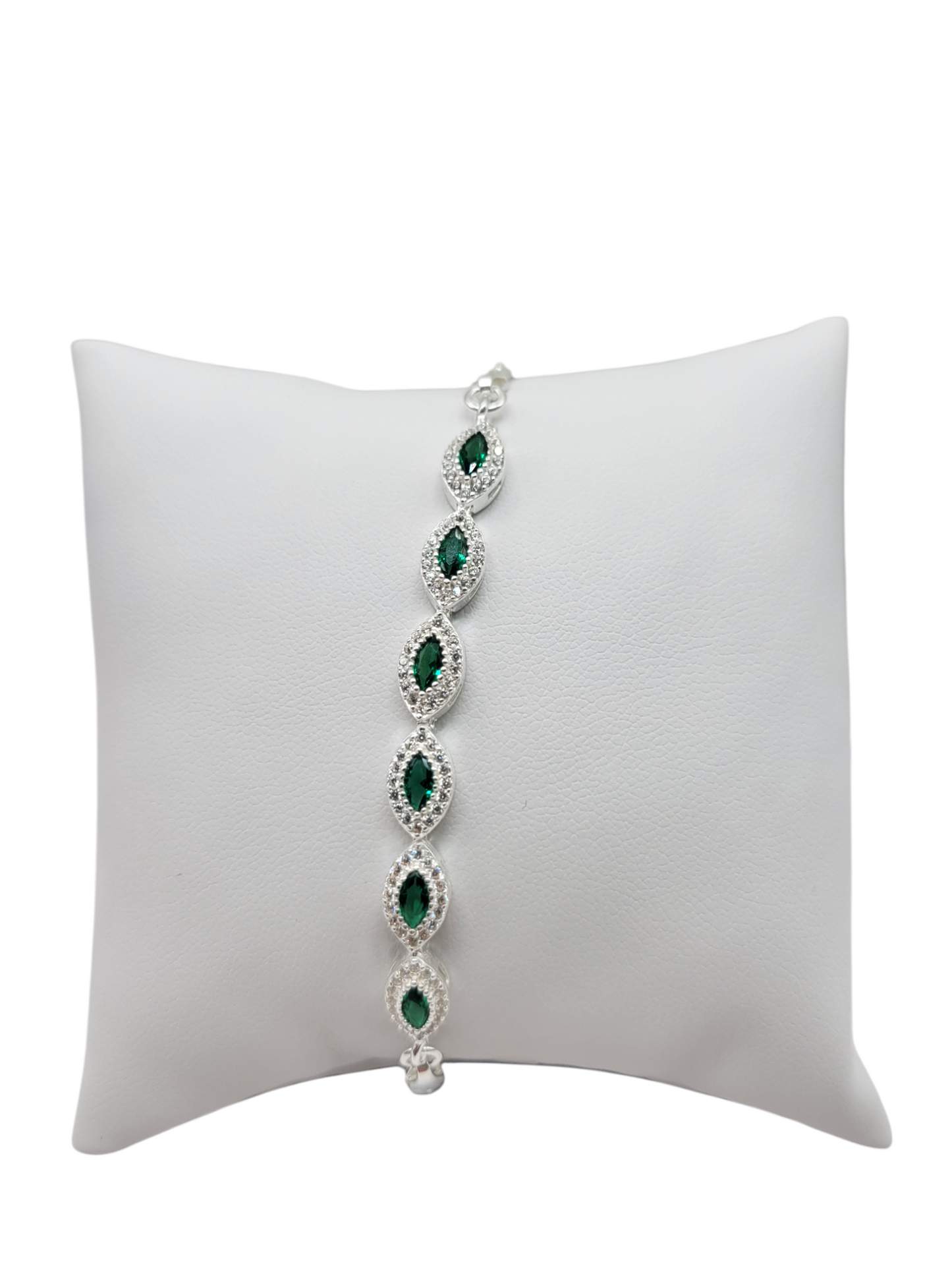 925 silver bracelet. Green eye. 8 inches. 3-5 mm.