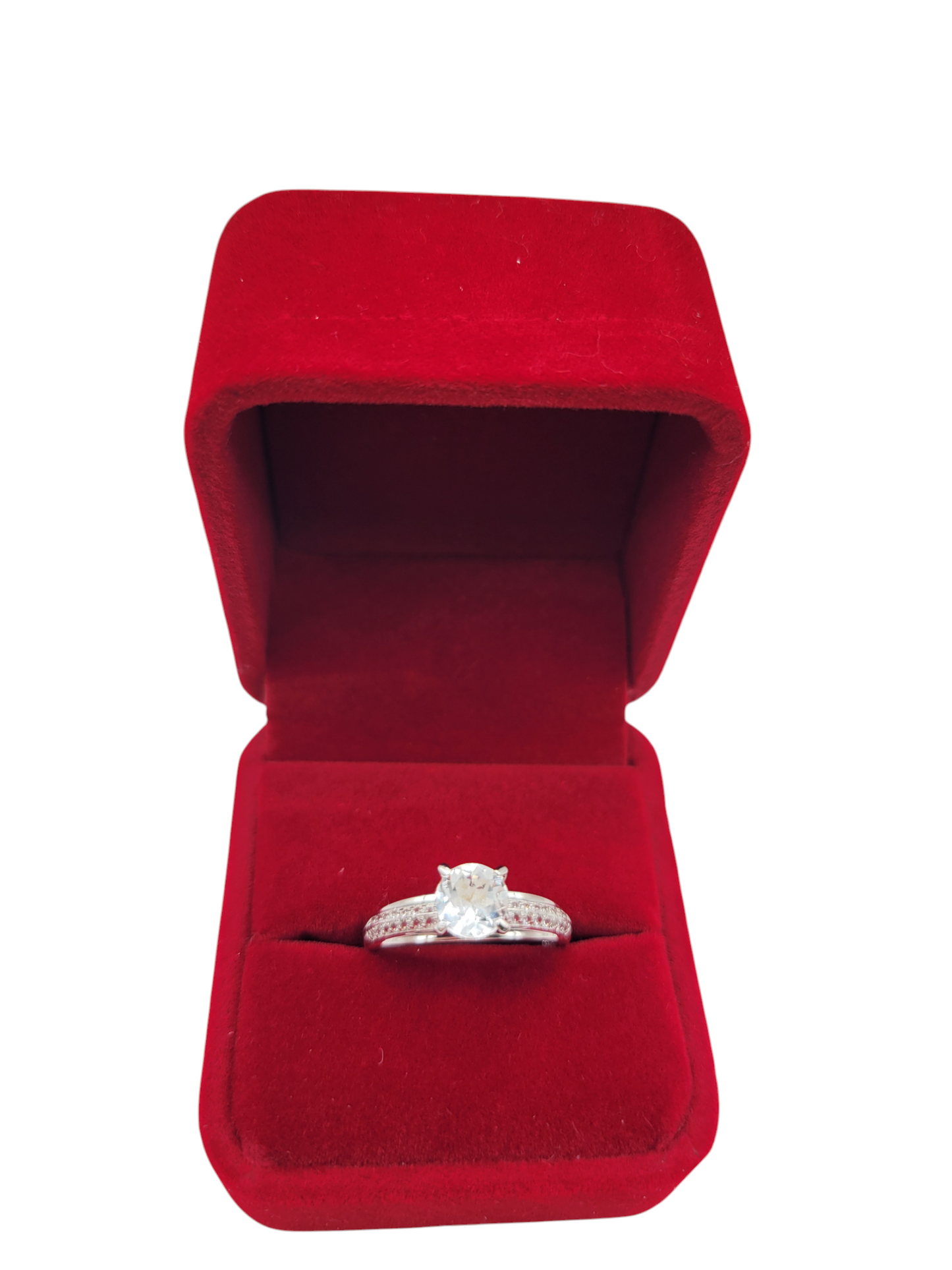 925 silver wedding ring. White CZ stones. One center stone. Size 6 y 8