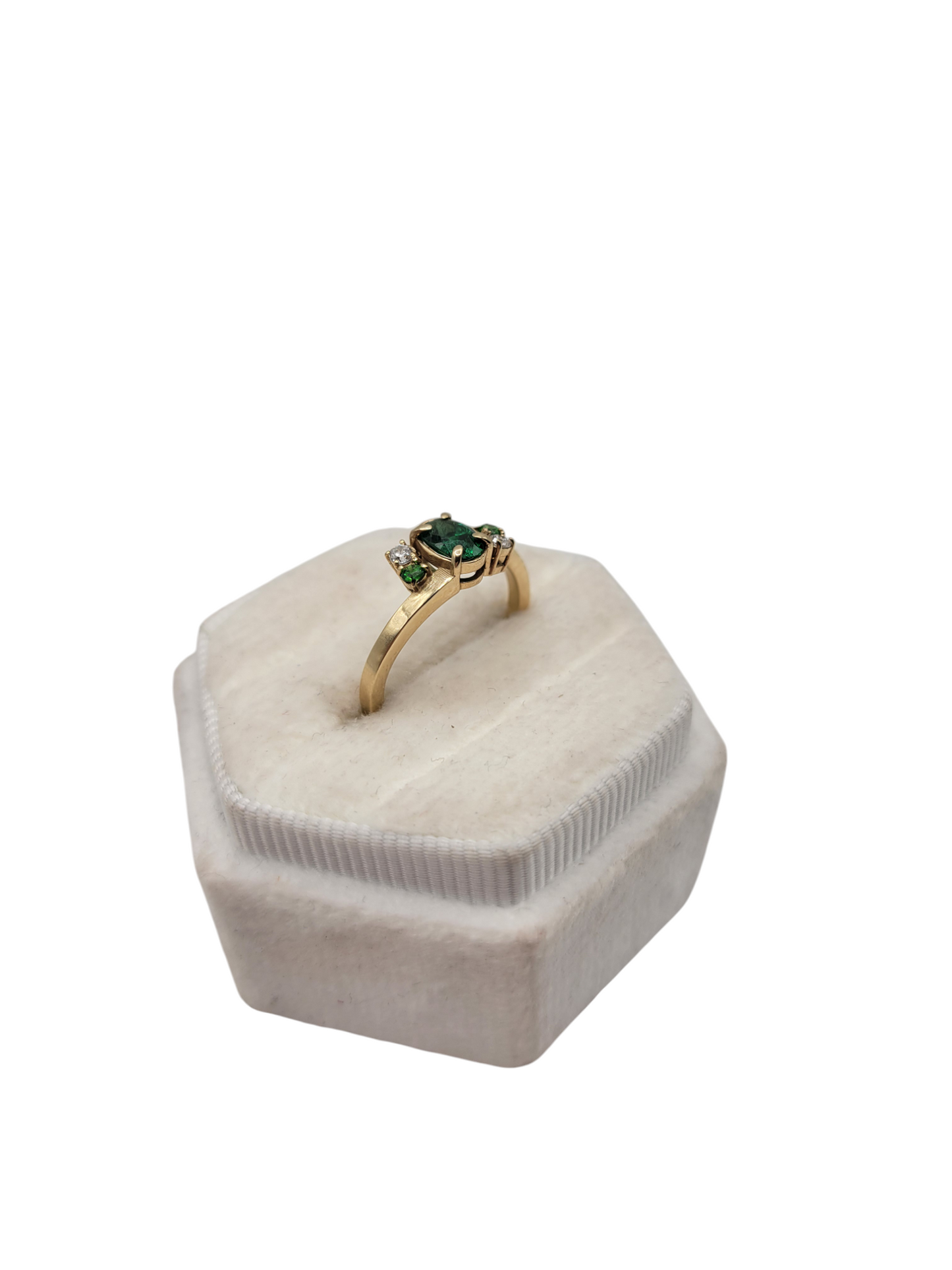 14K gold ring. Green CZ stone. Size 7.