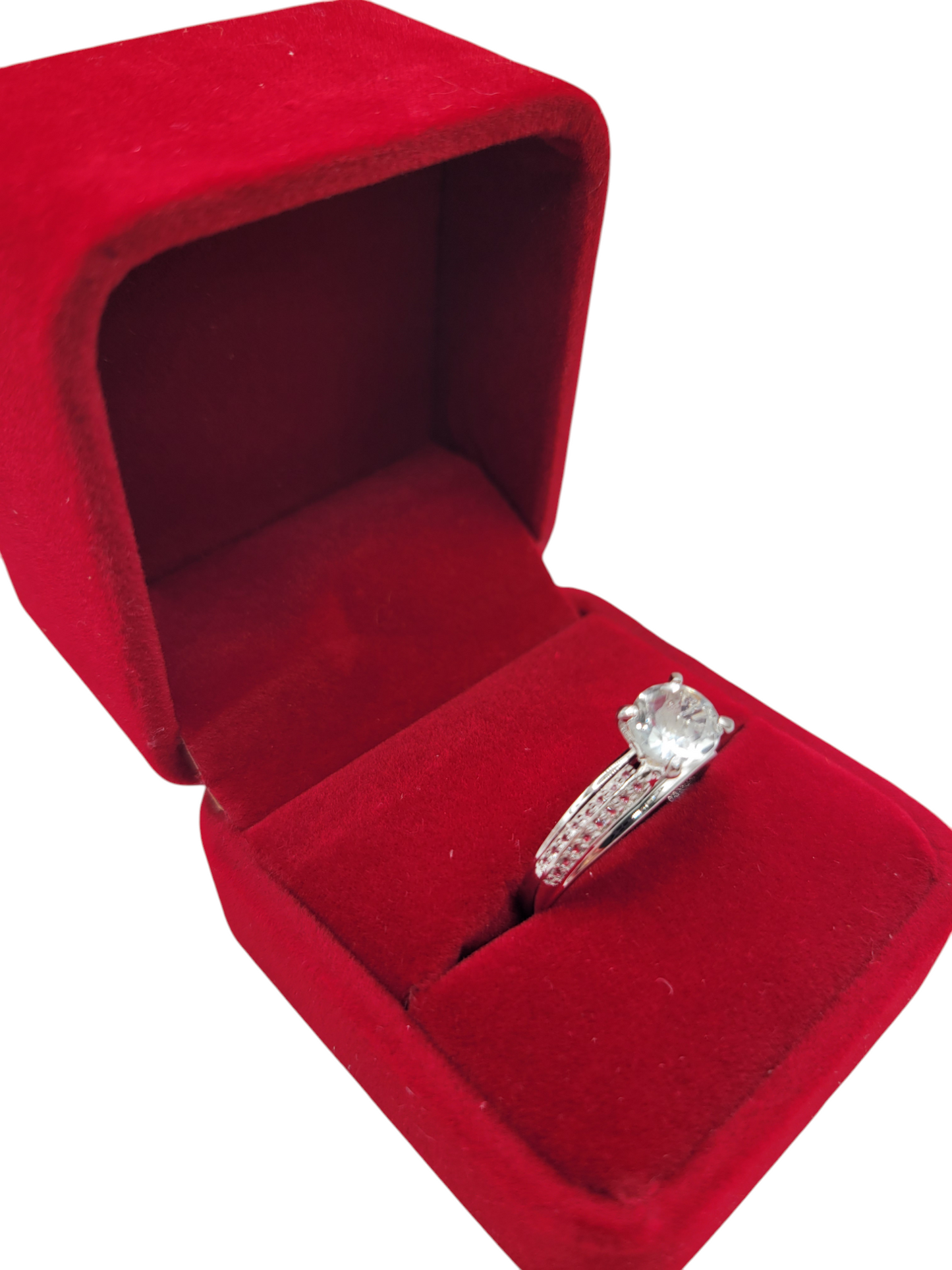 925 silver wedding ring. White CZ stones. One center stone. Size 6 y 8