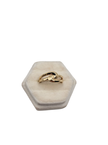 10K gold ring. Center crossover. Size 9