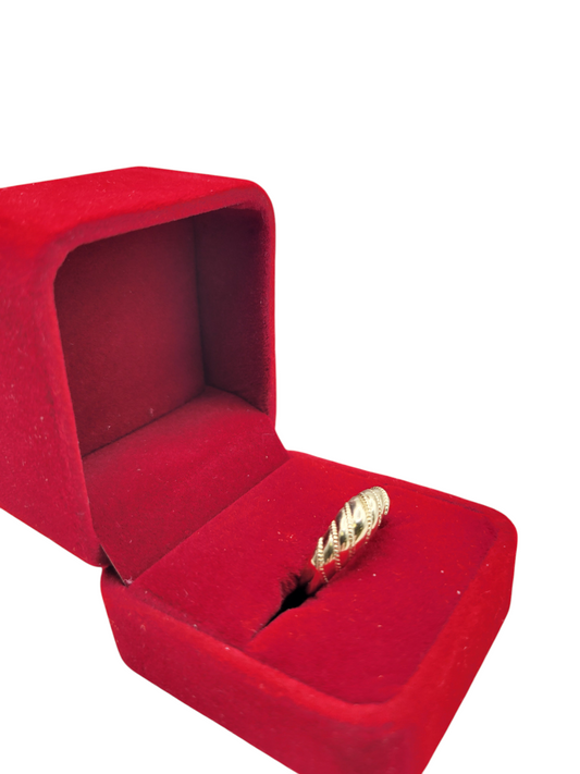 10K gold ring knots. Size 7.